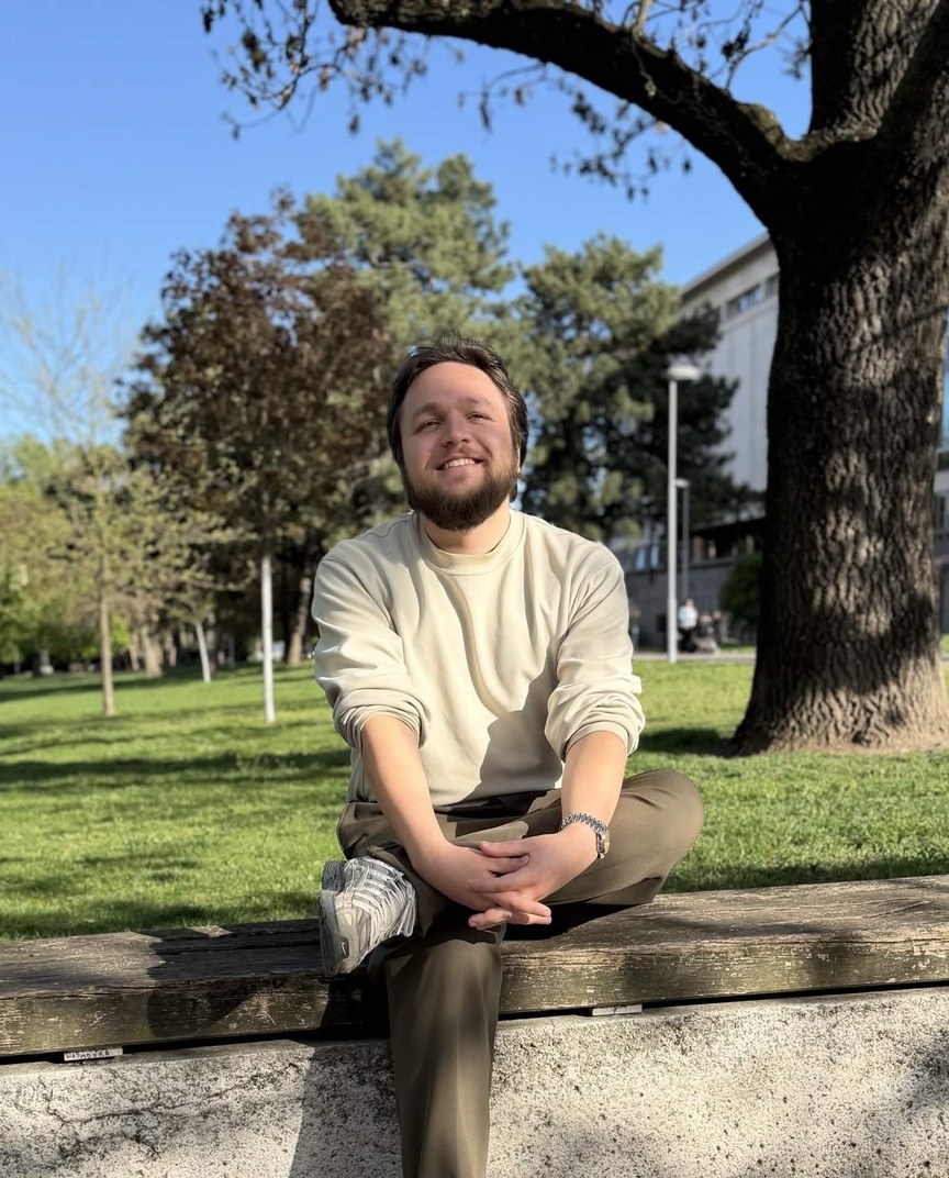 Mgr. Michal Podraský, psycholog a kouč, sedí v parku